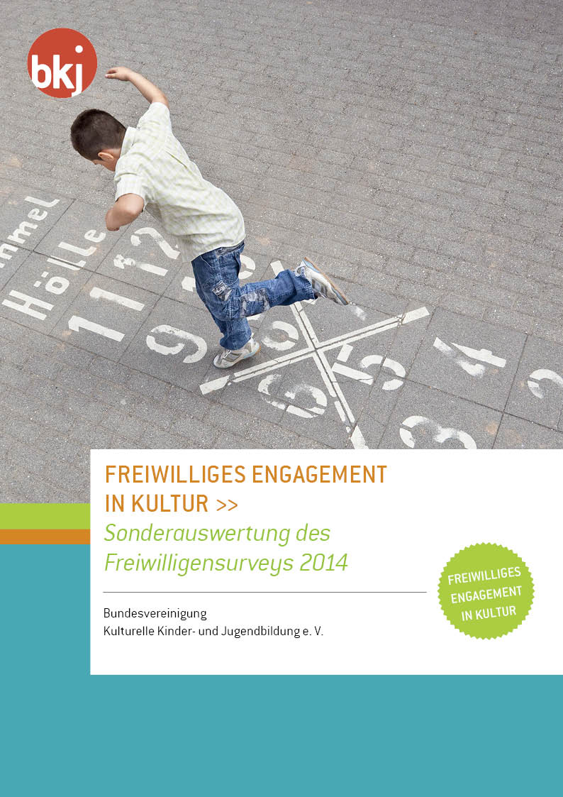 Titelbild der Publikation "Freiwilliges Engagement in Kultur". Das Bild zeigt ein Kind, das auf einem Bein über bemalten, gepflasterten Boden hüpft.