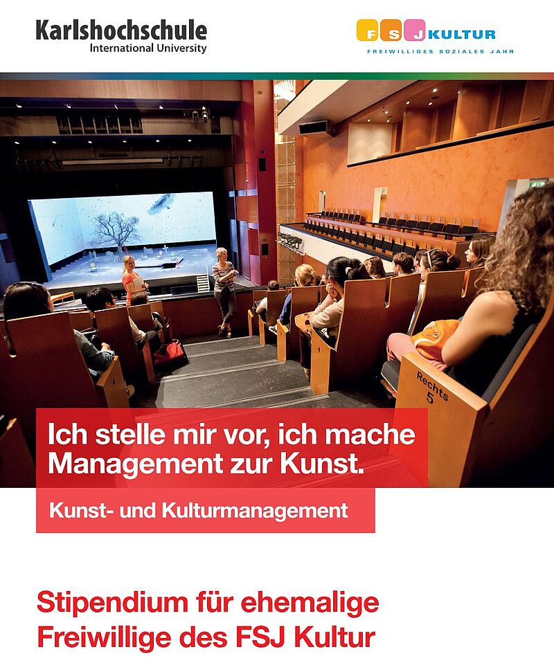 Das Theater als Hörsaal. Eine Bühne im Hintergrund, vor der zwei Frauen sprechen und junge Menschen hören zu.