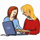 Zwei weiße Frauen sprechen miteinander, die eine tippt etwas in einen Laptop. 