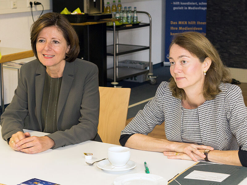 Rechts sitzt Bundesfamilienministerin Dr. Katarina Barley, links die rheinland-pfälzische Ministerpräsidentin Malu Dreyer.