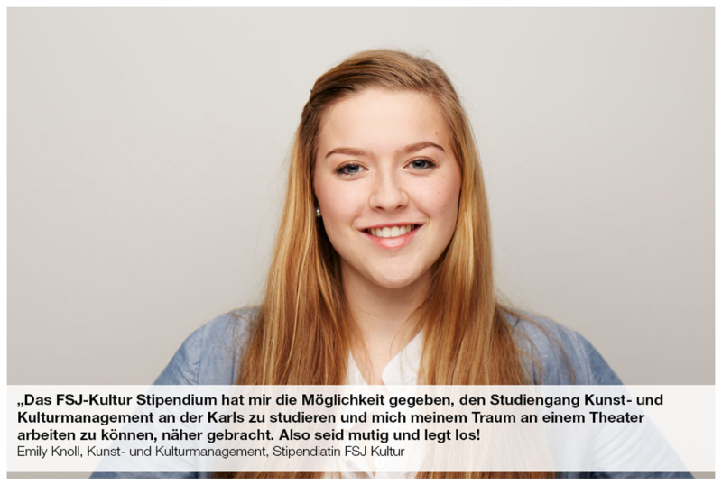 Eine junge Frau lächelt in die Kamera.