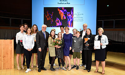 Vertreter*innen der IGS Herder aus Frankfurt am Main, Gewinner des Zukunftspreises für Kulturbildung – DER OLYMP, mit Bundespräsident Frank-Walter Steinmeier und Elke Büdenbender