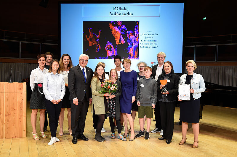 Vertreter*innen der IGS Herder aus Frankfurt am Main, Gewinner des Zukunftspreises für Kulturbildung – DER OLYMP, mit Bundespräsident Frank-Walter Steinmeier und Elke Büdenbender